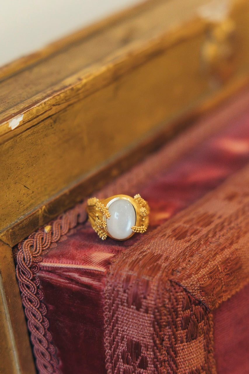 Anel Vinci Gold White moonstone Cata Vassalo