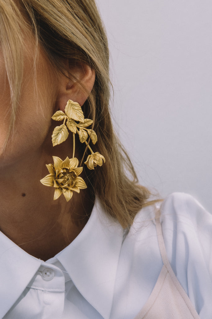 Brincos Tutku flores compridas em latão banhado a ouro Cata Vassalo