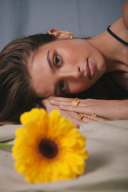 Brincos Leanna com pérolas e flores banhadas a ouro Cata Vassalo