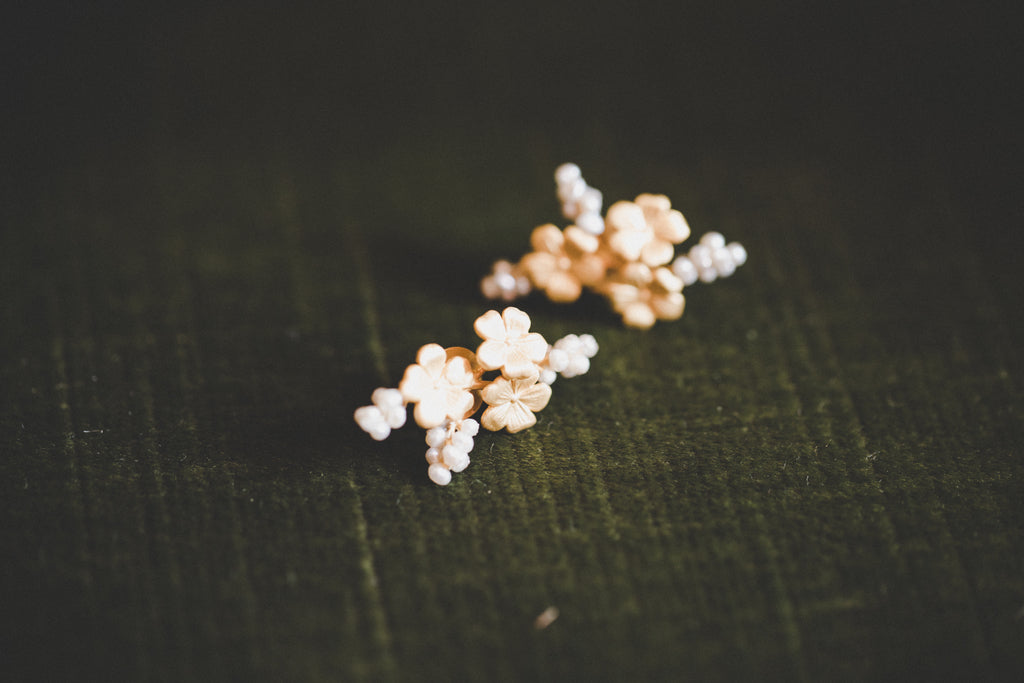 Brincos Leanna com pérolas e flores banhadas a ouro Cata Vassalo